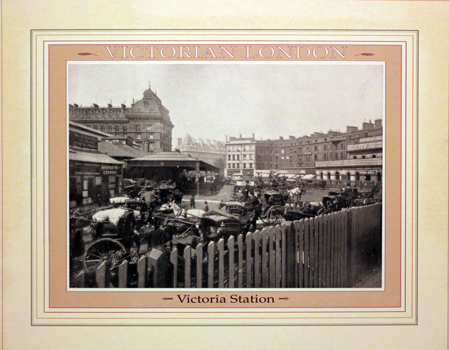Victoria Station London in 1896 - Old print of a photograph